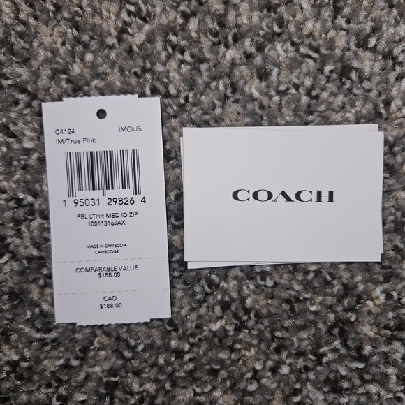 Brand new with tags! This gorgeous Coach Medium ID Zip Wallet is the perfect pop - Picture 3 of 4